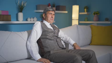 el anciano viendo la televisión tiene miedo.