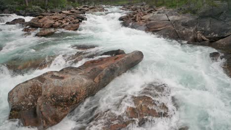 Río-Luonosjahka-Sobre-El-Círculo-Polar-ártico,-Noruega