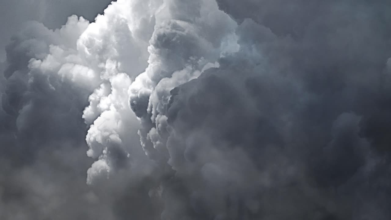 어두운 하늘에서 번개가 타격 4k