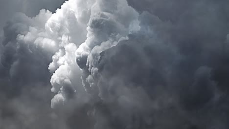 los rayos golpean en el cielo oscuro 4k