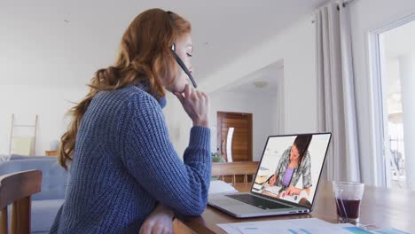 maestra caucásica usando portátil y auriculares de teléfono en videollamada con una estudiante