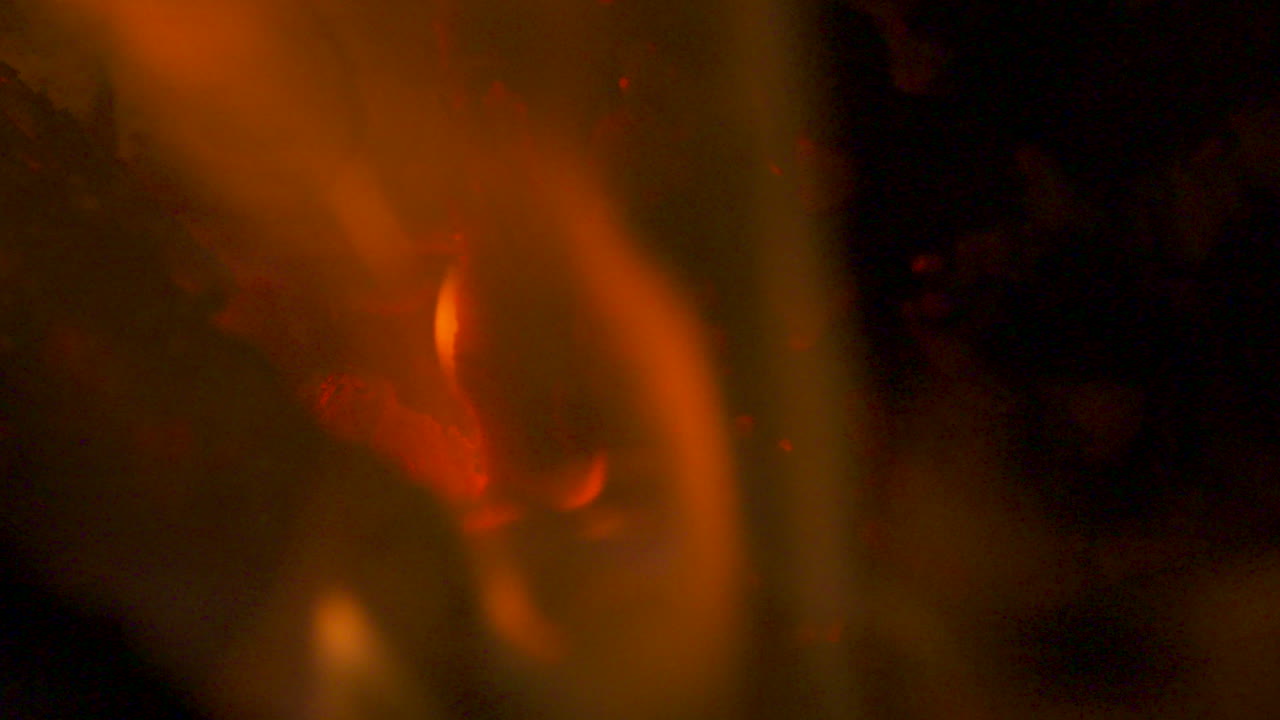 슬로우 모션 매크로, 붉은 뜨거운 불에 타오르는 불꽃