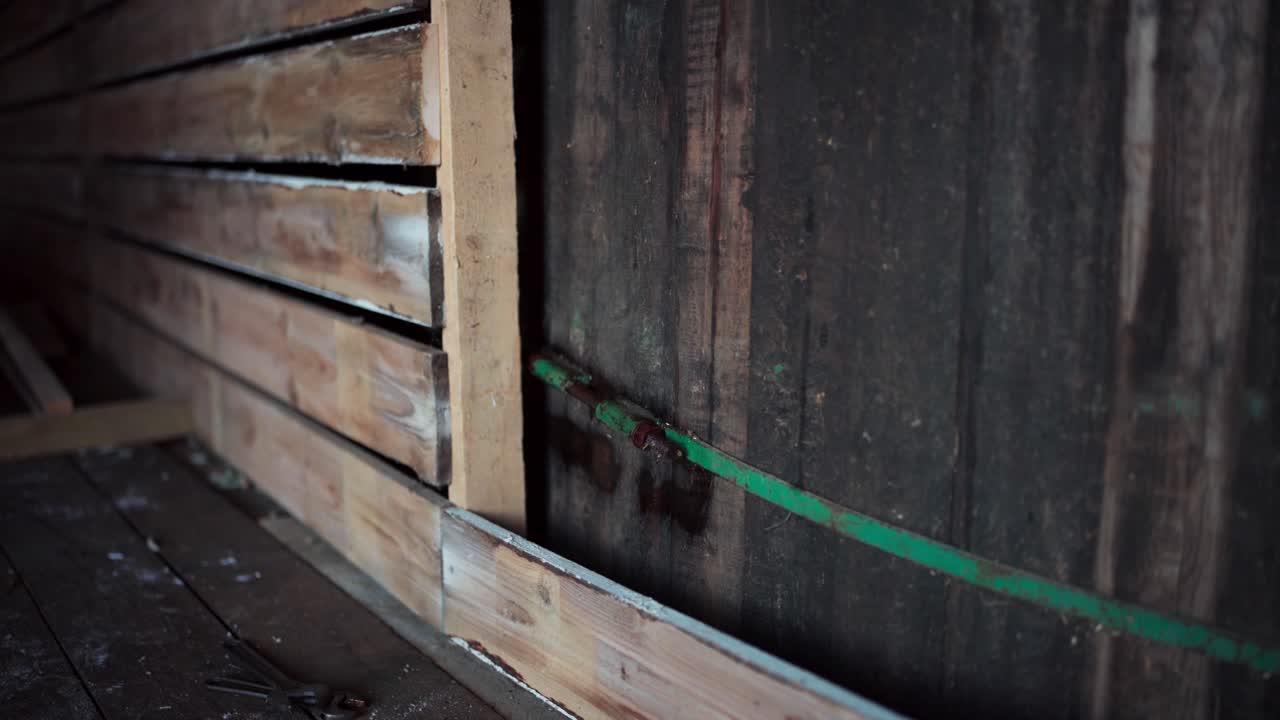 el hombre pulveriza grasa para lubricar las tuercas y pernos oxidados antes de quitar el interior del granero