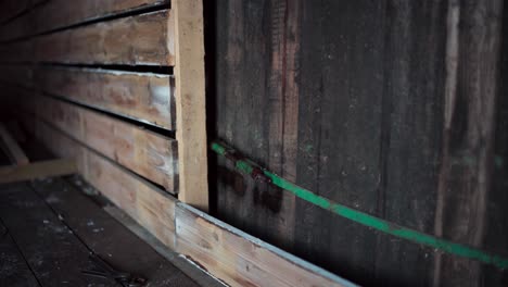 el hombre pulveriza grasa para lubricar las tuercas y pernos oxidados antes de quitar el interior del granero