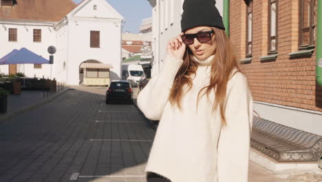 mujer con suéter elegante y gorra