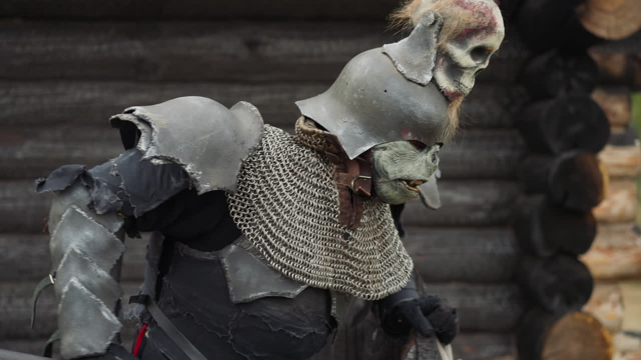 el caballero oscuro se encuentra inspeccionando el territorio del asentamiento