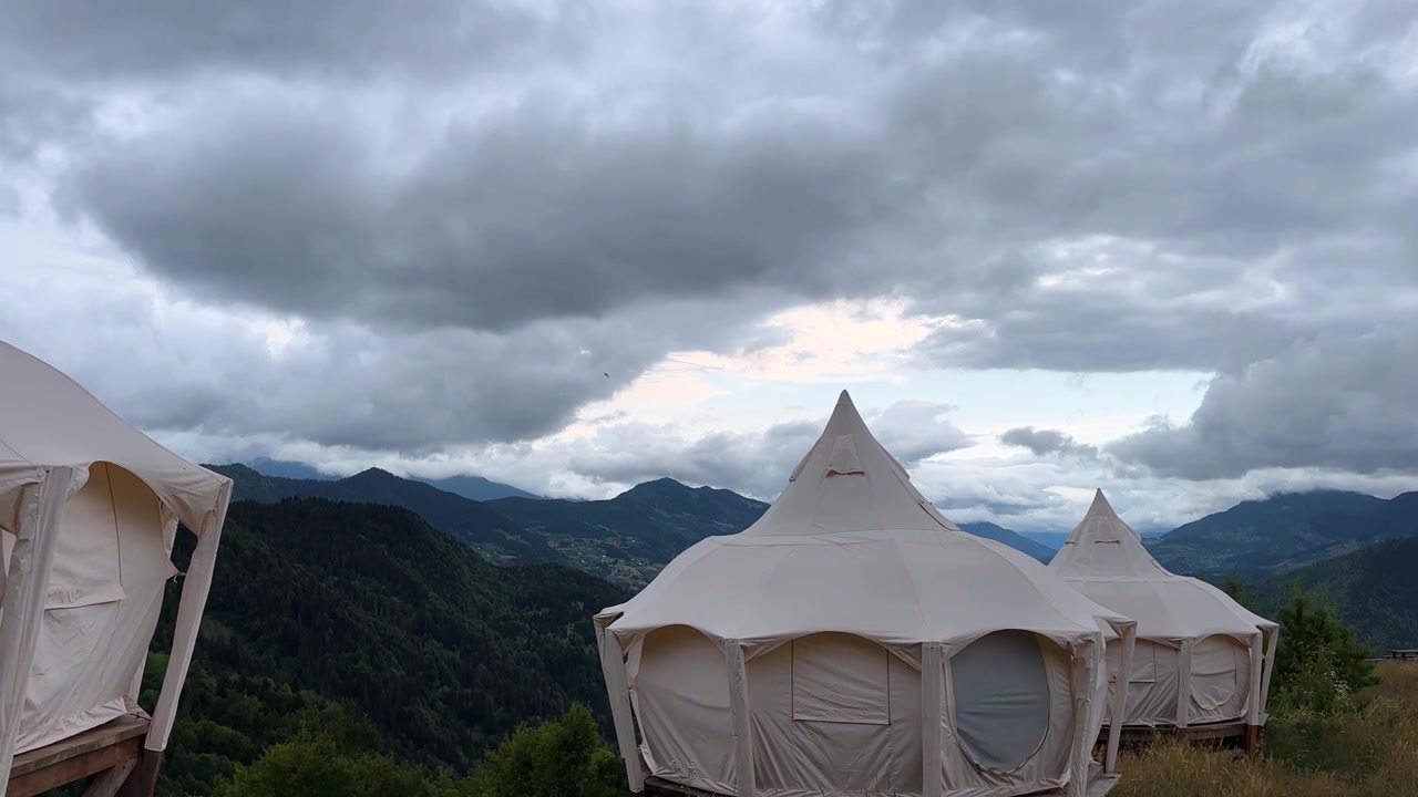 Lokale folk bor i lærredsyurt-telte i Iran, der afspejler den georgiske nomadelivsstil i klokketelte. Rund luksusrejse, glamping, gæstfrihed på campingpladser i Kaukasus' højland, bjergenglandsbyer.