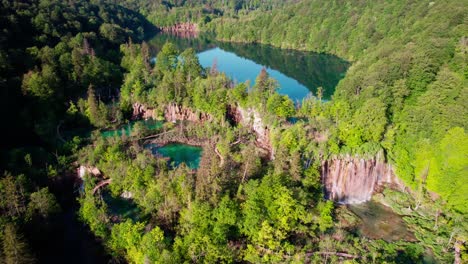 Hermosa-Vista-Aérea-Del-Paisaje-De-Croacia,-Parque-Nacional-De-Los-Lagos-De-Plitvice