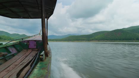 Imágenes-Panorámicas-De-La-Naturaleza-Del-Paisaje-Cinematográfico-De-4k-Del-Lago-De-La-Presa-Mae-Kuang-En-Doi-Saket,-Norte-De-Tailandia-En-Un-Día-Soleado-Mientras-Navega-En-Un-Bote-En-Movimiento,-Cerca-Del-Agua