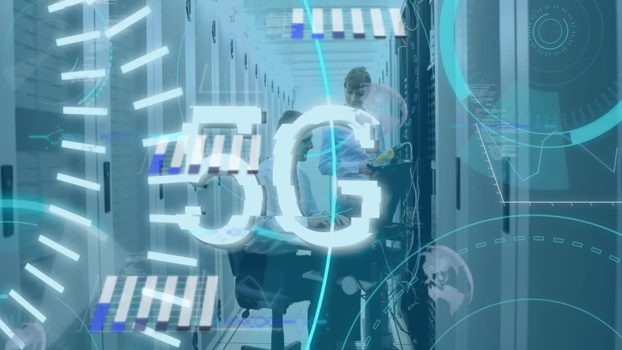 animazione di banner di testo 5g contro diversi ingegneri maschi e femmine che lavorano nella sala server