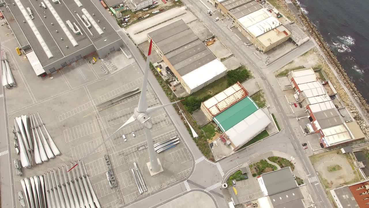 aerogenerador de vista superior de energía alternativa en el paisaje marino