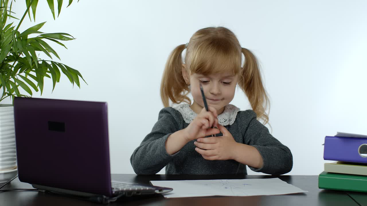 Ritorno a scuola, apprendimento online, lezione a distanza, istruzione a casa, tecnologia per bambina studentessa