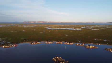 ペルーのチチカカ湖に浮島、背景に山