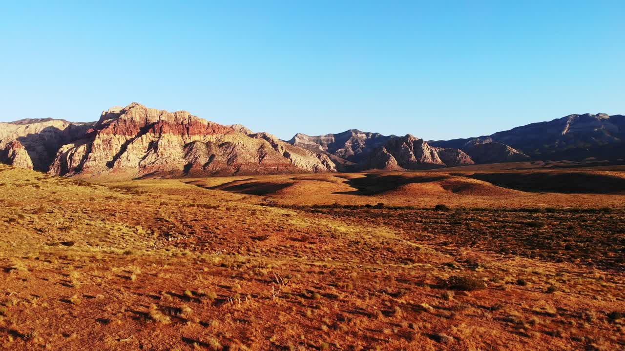 sombras matutinas en el cañón de red rock en aproximación aérea baja, cerca de las vegas nevada