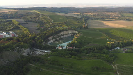 lago de cantera en el campo de moravia en chequia, disparo de drones