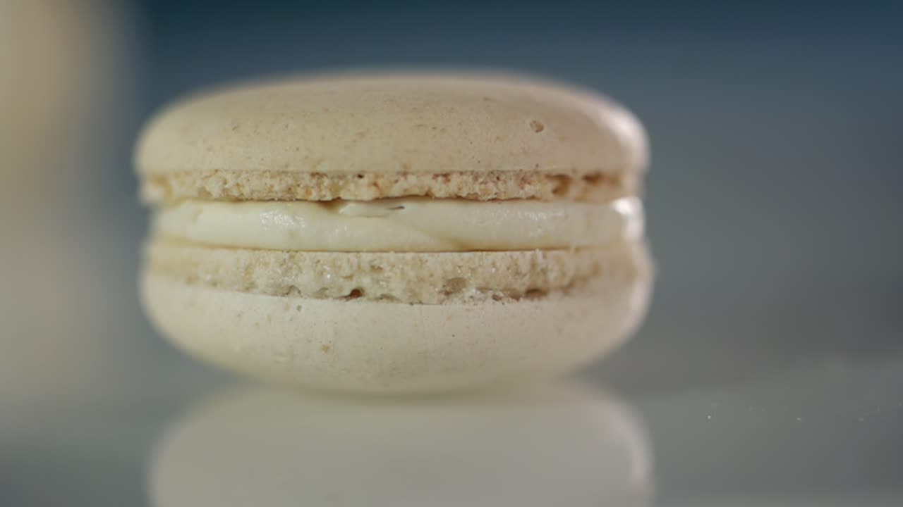 un macarrón blanco gira sobre la mesa