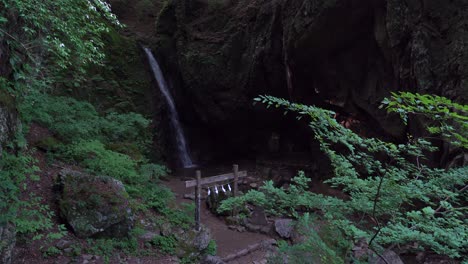 Schönes-Torii-Tor-Bei-Den-Ayahiro-Fällen-Im-Berg-Mitake-In-Tokio,-Japan---Mittlerer-Schuss