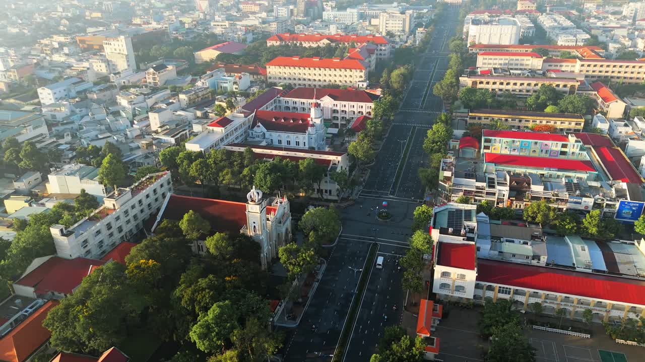 Cảnh quay từ flycam trên không trung trung tâm thành phố Long Xuyên, cho thấy các con đường, tòa nhà khuôn viên Đại học An Giang và cảnh quan đô thị được bao quanh bởi cây xanh và các khu dân cư tại Việt Nam.