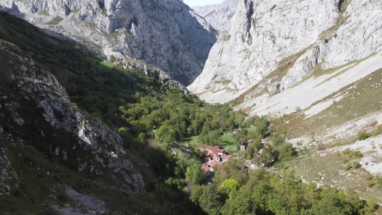 dulce pequeño pueblo de montaña llamado bulnes en asturias en españa, drone y sol