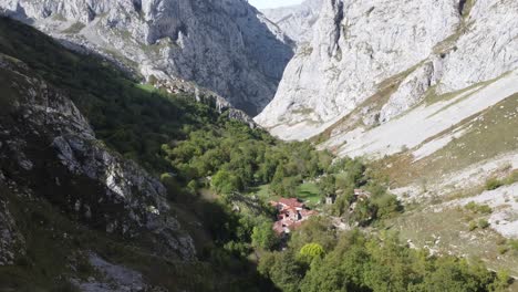 Dulce-Pequeño-Pueblo-De-Montaña-Llamado-Bulnes-En-Asturias-En-España,-Drone-Y-Sol