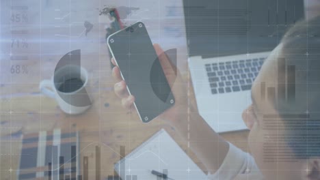 animación de gráficos financieros sobre una mujer de negocios caucásica sosteniendo un teléfono inteligente con espacio de copia