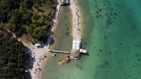 playa croata en la ciudad de novalja - vista aérea de arriba hacia abajo
