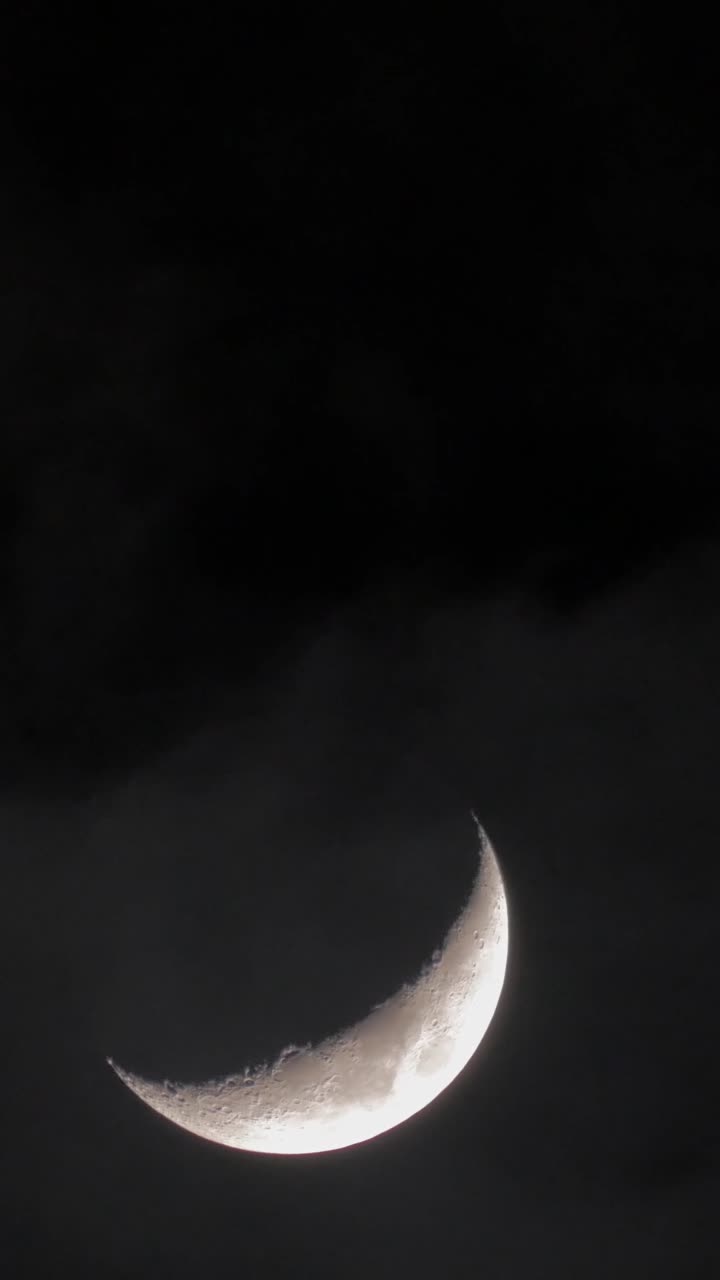 Lua Crescente Brilhante Brilha Através de Nuvens em Movimento à Noite