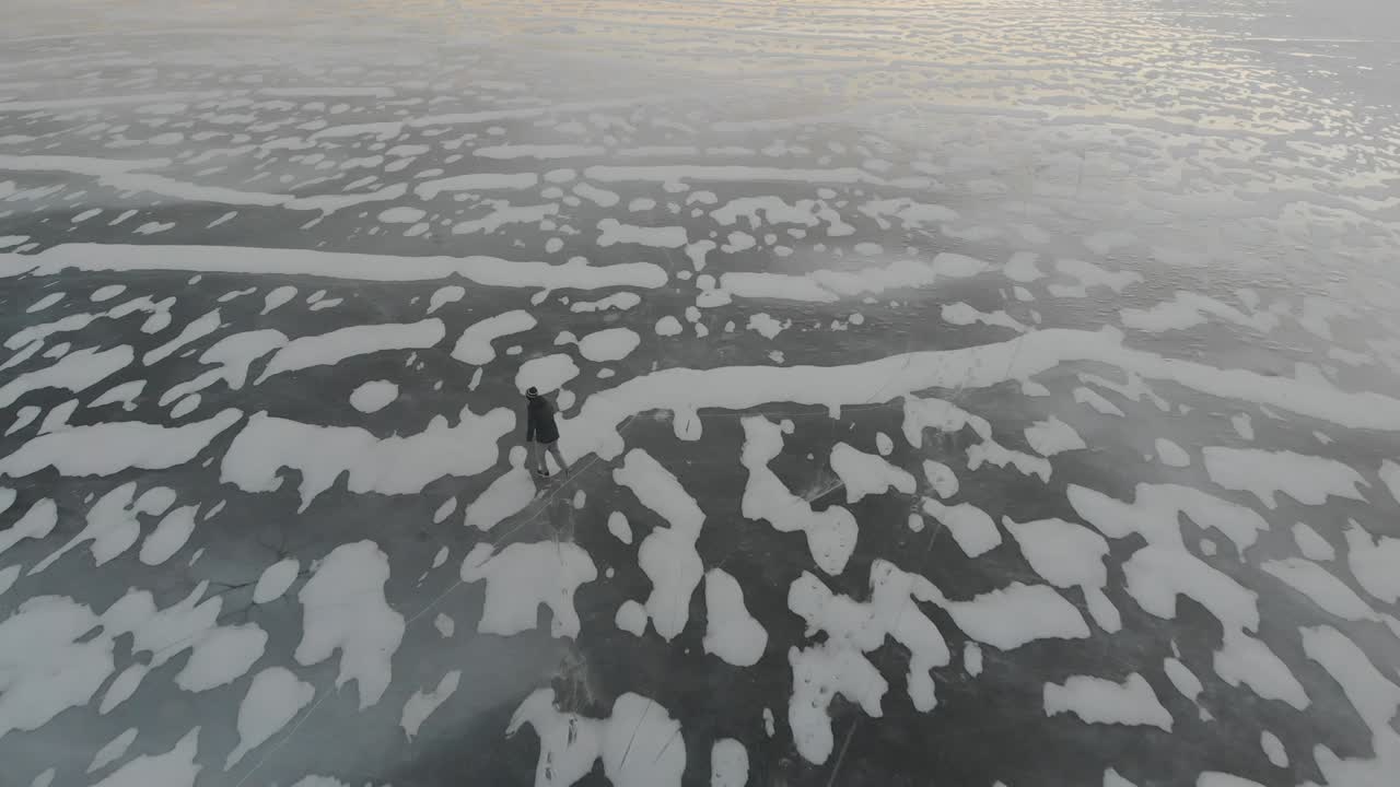 парень бежит по льду