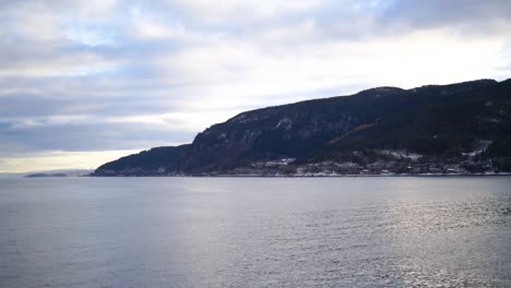 Seenlandschaft-Und-Eine-Nordküste-Mit-Einem-Wunderschönen-Bunten-Himmel-Im-Norden-Skandinaviens