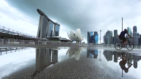 el hermoso reflejo del horizonte de singapur en el suelo después de una lluvia - amplio
