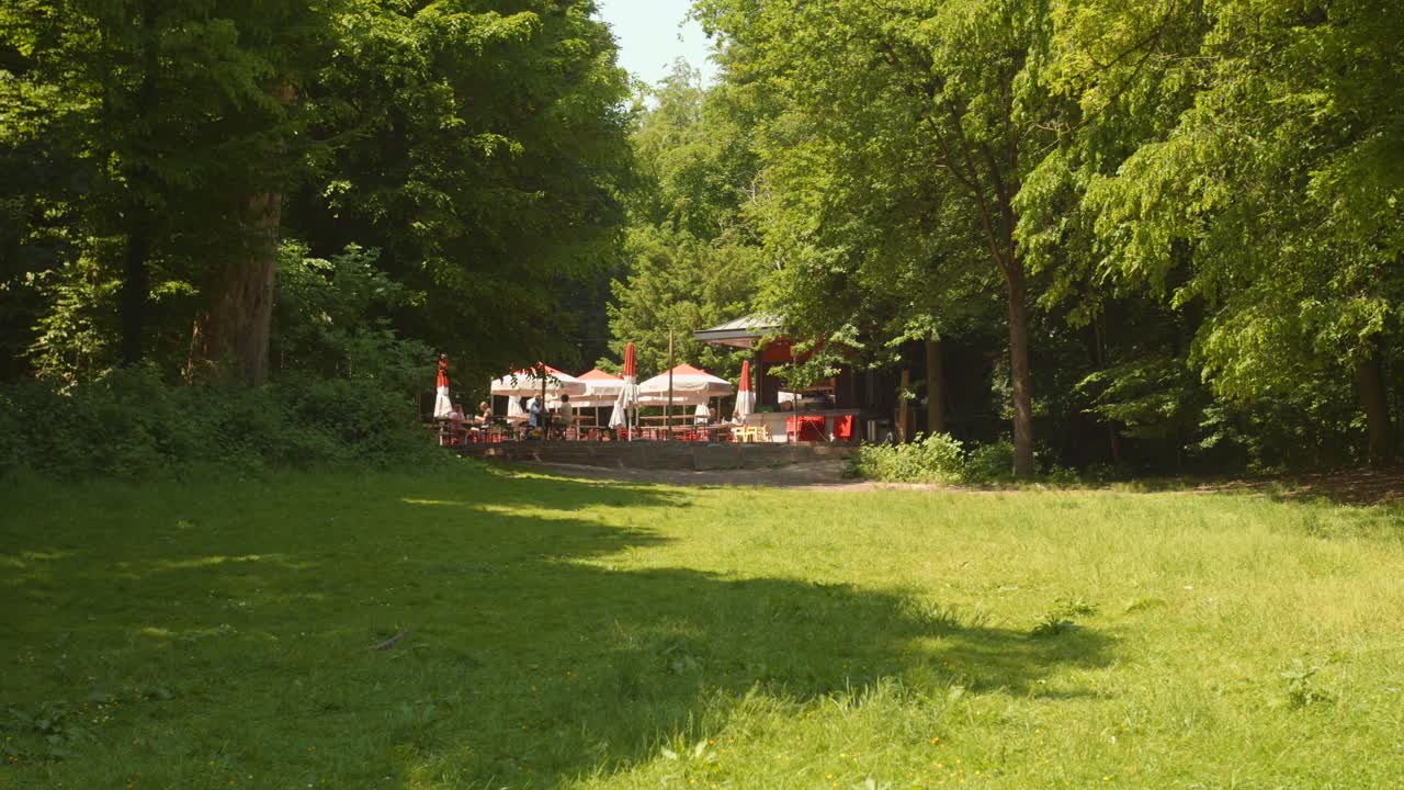 Ristorante all'aperto nel parco Bois de la Cambre a Bruxelles in una giornata di sole, Belgio
