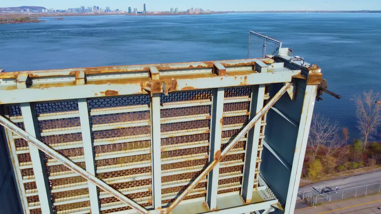 포트 웰러 (port weller) 의 이동 다리, 토론토 (toronto) 를 배경으로