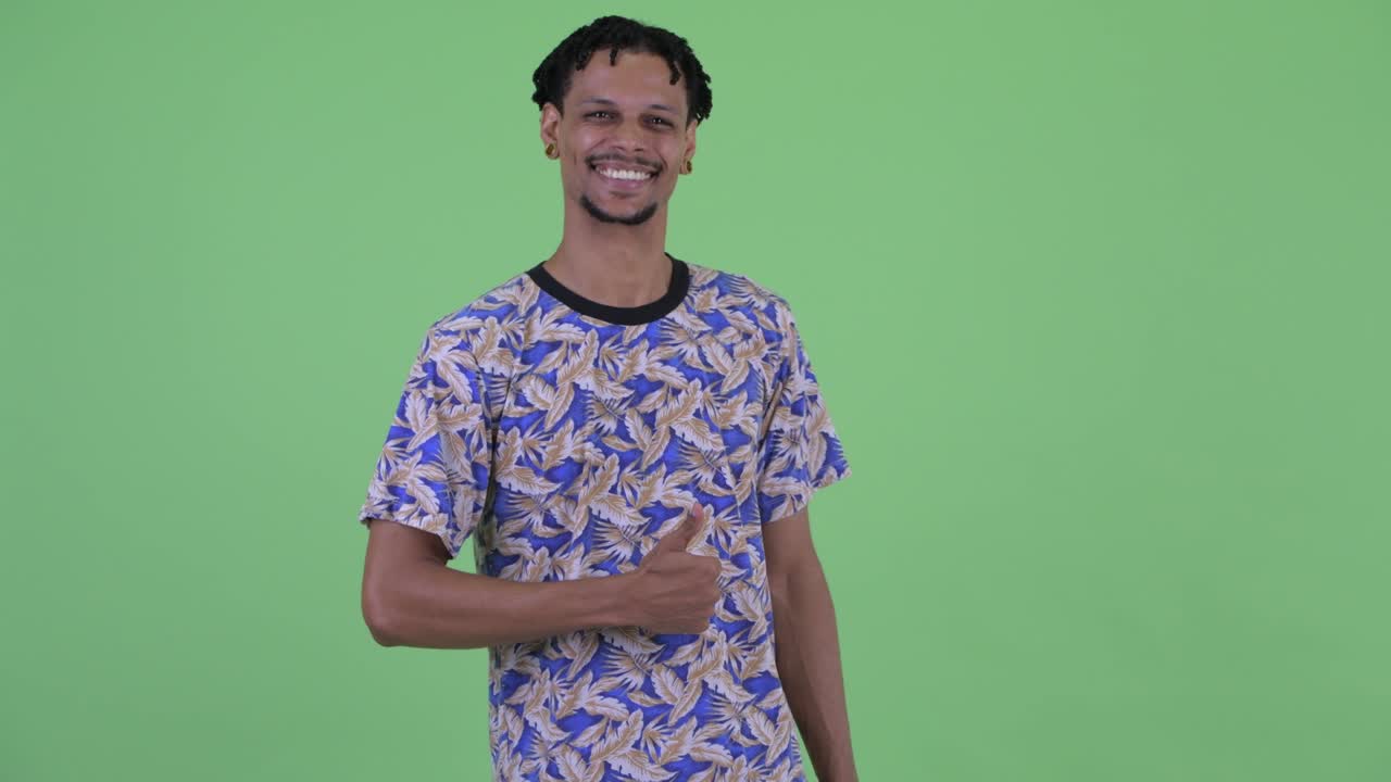 joven y guapo hombre africano con dreadlocks