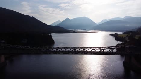 Autos,-Die-über-Die-Ballachulish-brücke-Am-Loch-Leven-In-Der-Nähe-Von-Glencoe-An-Der-Westküste-Schottlands-Mit-Morgensonne-Fahren,-Fliegen-4k-hd-aufnahmen-Aus-Der-Luftdrohne-Heraus