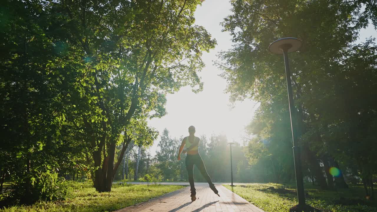 공원 에서 롤러 스케이트 를 타고 있는 여자