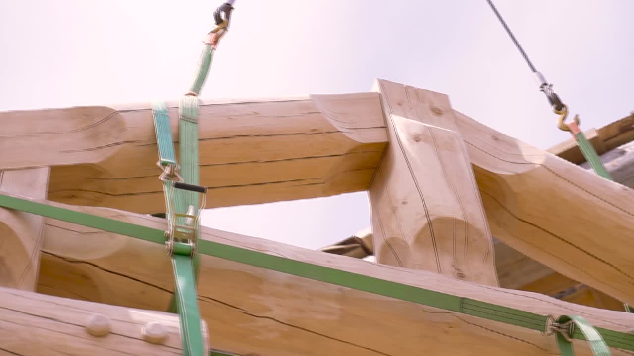 construcción de cabañas de madera: elevación y unión de troncos