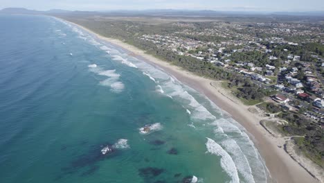 Waves-On-The-Shoreline-Of-Lighthouse-Beach-During-Summer-In-Port-Macquarie,-NSW,-Australia