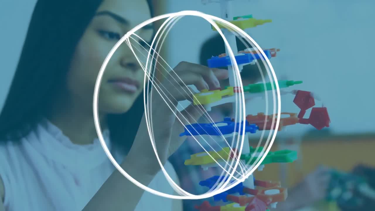 animación de círculos en movimiento sobre una estudiante biracial con modelo