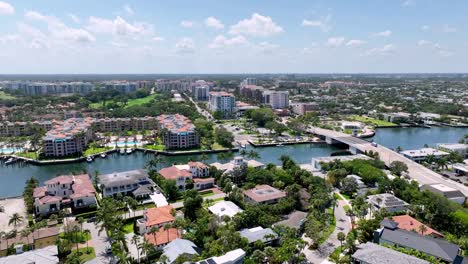 Empuje-Aéreo-Sobre-Casas-De-Lujo-Y-Canales-Intracosteros-Con-El-Horizonte-De-Boca-Ratón,-Florida,-En-El-Fondo