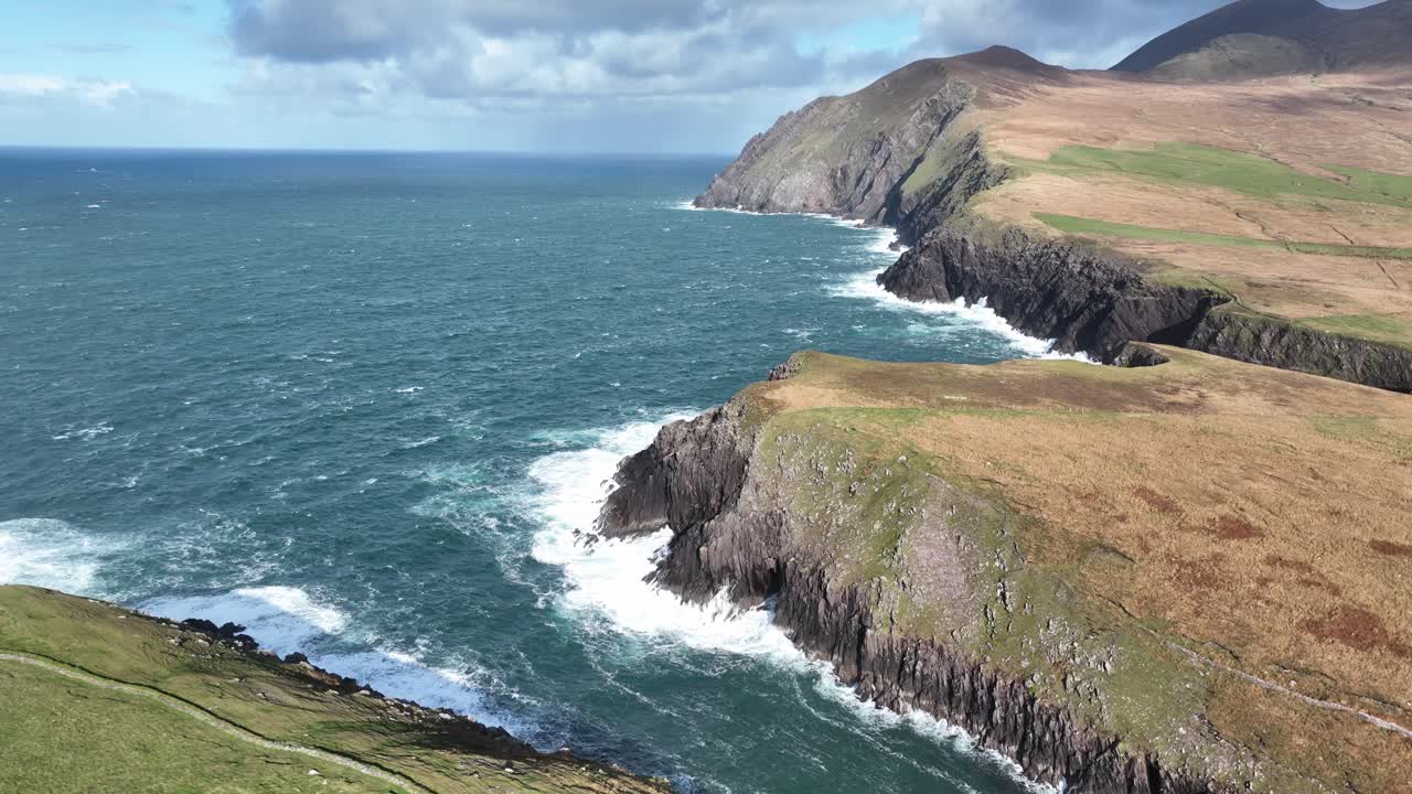 ทางเข้าสู่ Brandon Creek Dingle Kerry ในไอร์แลนด์ช่วงพายุแอตแลนติก
