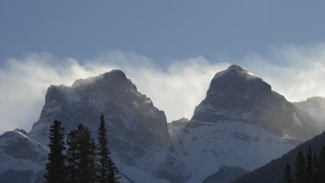 Timelapse-De-Nubes-Barriendo-Los-Picos-De-Las-Montañas