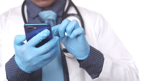médico que utiliza un teléfono inteligente