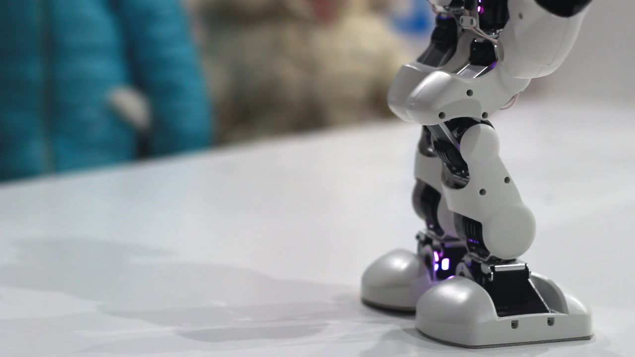 pies de robot bailando. concepto de tecnología robótica