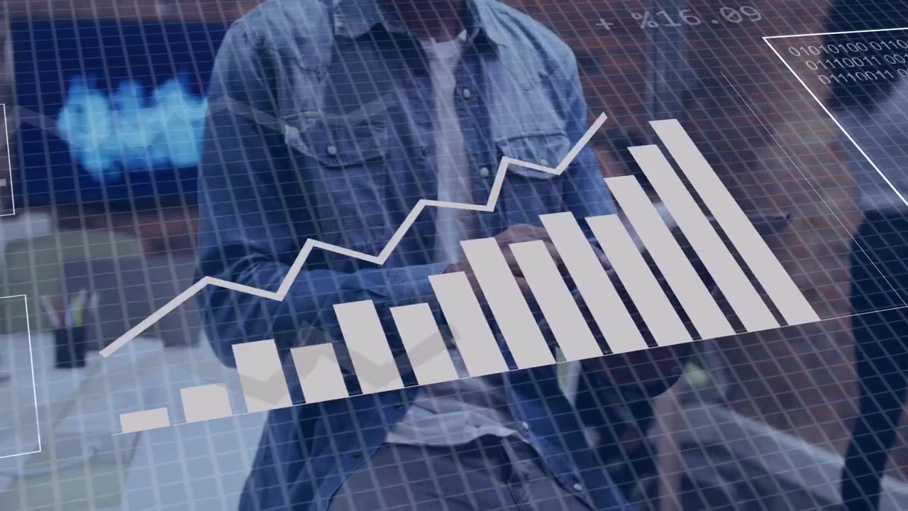 Uomo che tocca il telefono in ufficio, facendo trasformare i grafici a torta in grafici a barre, binari e HUD radiali per la tecnologia