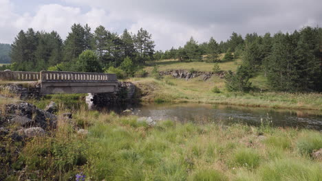 Eine-Erstaunliche-Aussicht-Auf-Eine-Alte-Kleine-Brücke-In-Der-Stadt-über-Einen-Fluss