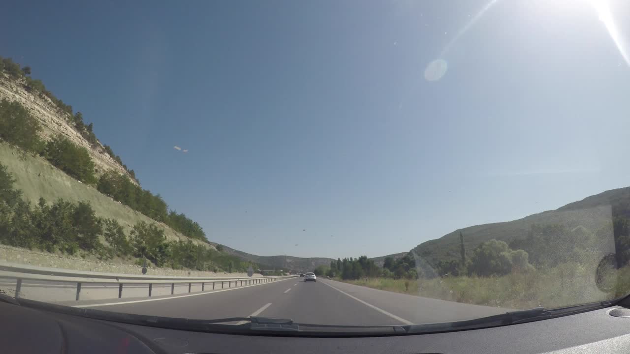 차량 내부의 카메라에서 도시, 자연 및 교통 뷰.