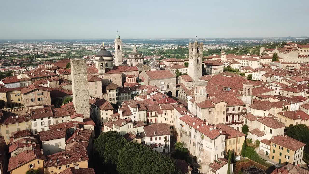 vista aérea de bergamo - ciudad antigua. una de las hermosas ciudades de italia. paisaje del centro de la ciudad y sus edificios históricos