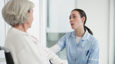 atención médica, silla de ruedas y una enfermera hablando