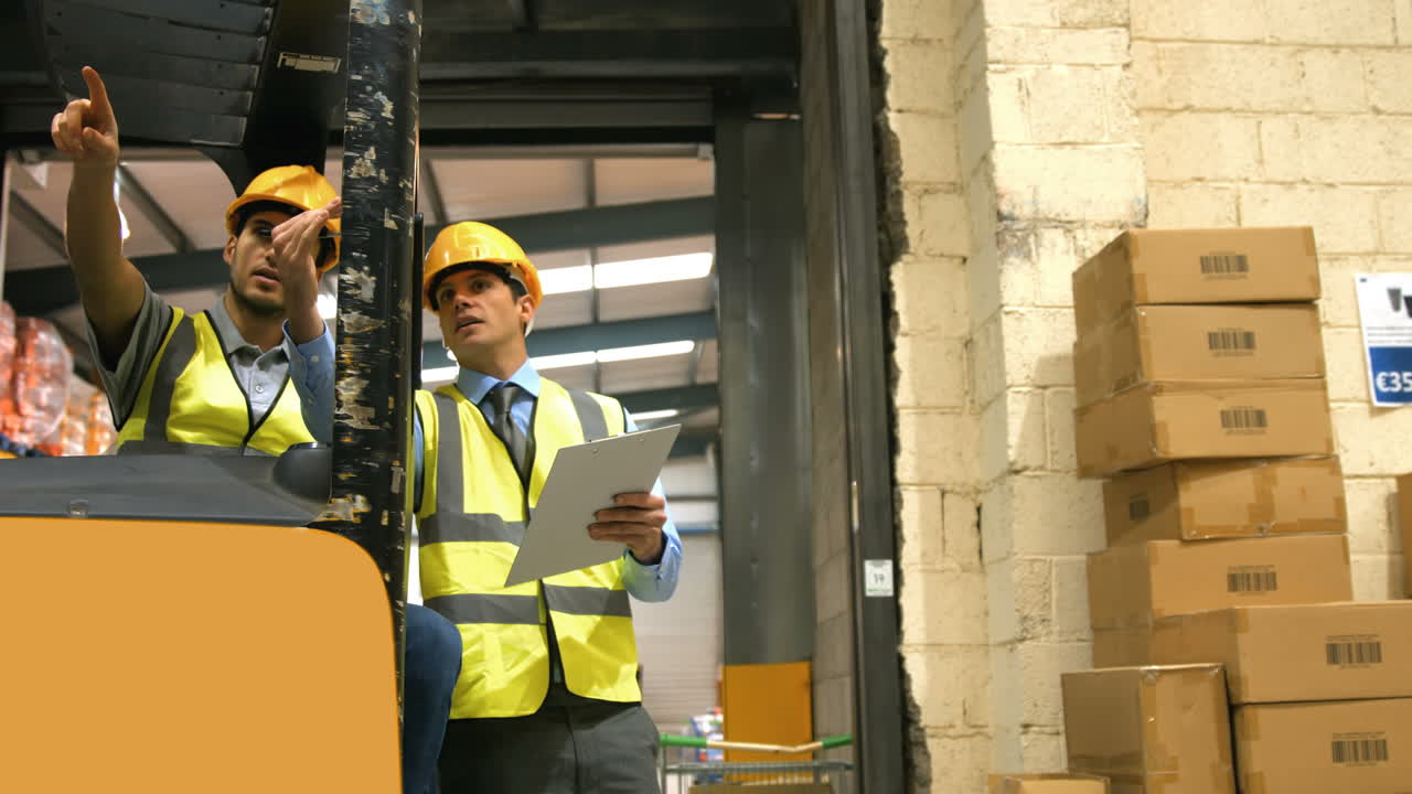 el conductor de la carretilla elevadora hablando con su gerente