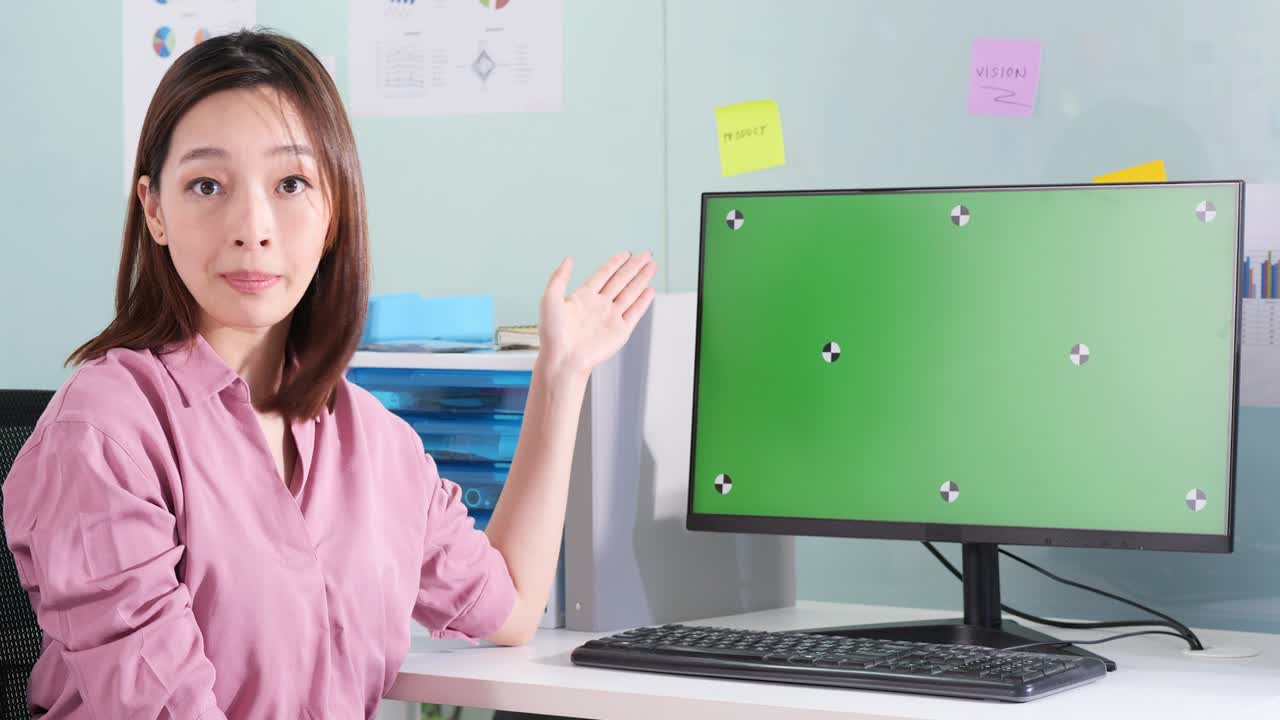 아름다운 아시아 여성이 비디오 통화로 팀과 대화하고 있습니다.